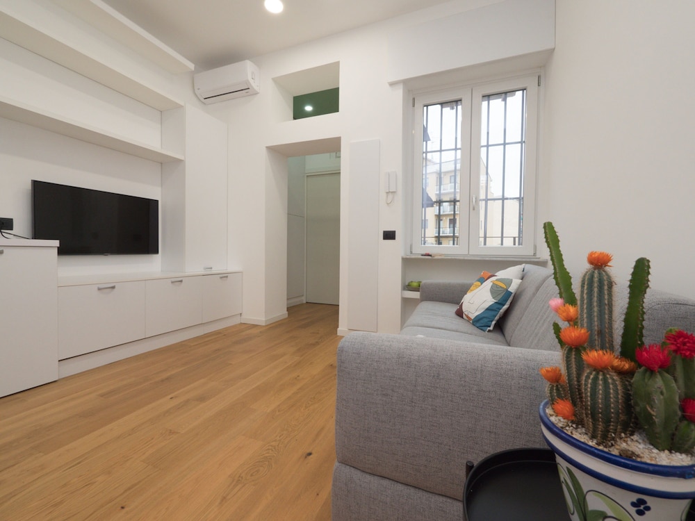 Farini - Charming One-bedroom Apartment in Isola Area