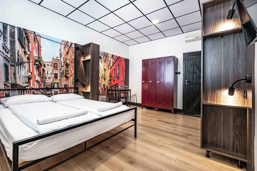 VOLA Hostel