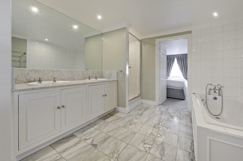 Fabulous 3 Bed Flat Chelsea