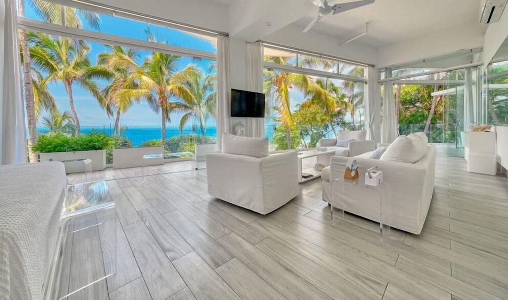 Luxury 1BR APT - Beach View - Jacuzzi - King Bed