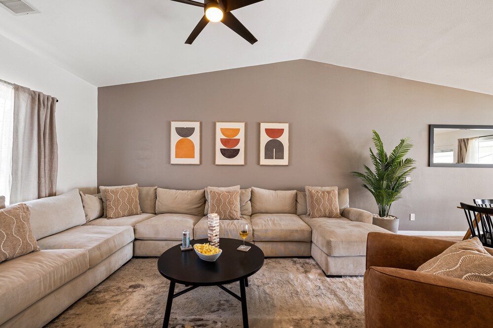 Montego by Avantstay Private Yard w/ Pool & Hot Tub