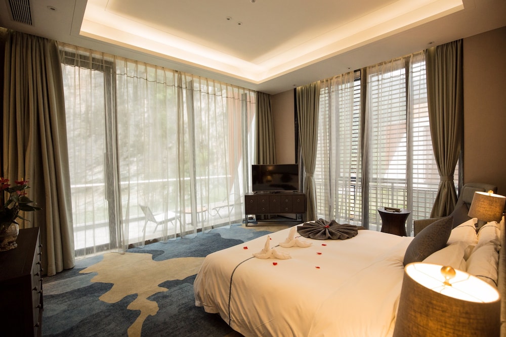 Spring Posh Roadsun International Hotel & Resort