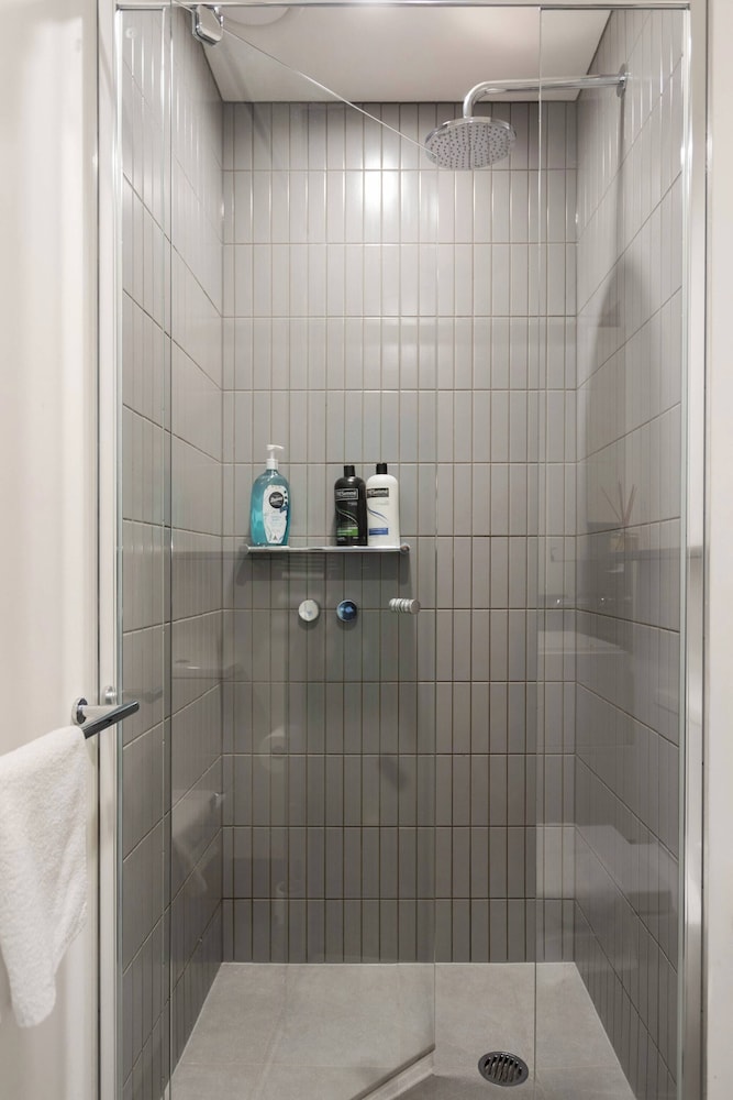 Southbank 2BR High City Views Enjoy Wine, Gym, Pool, Wifi