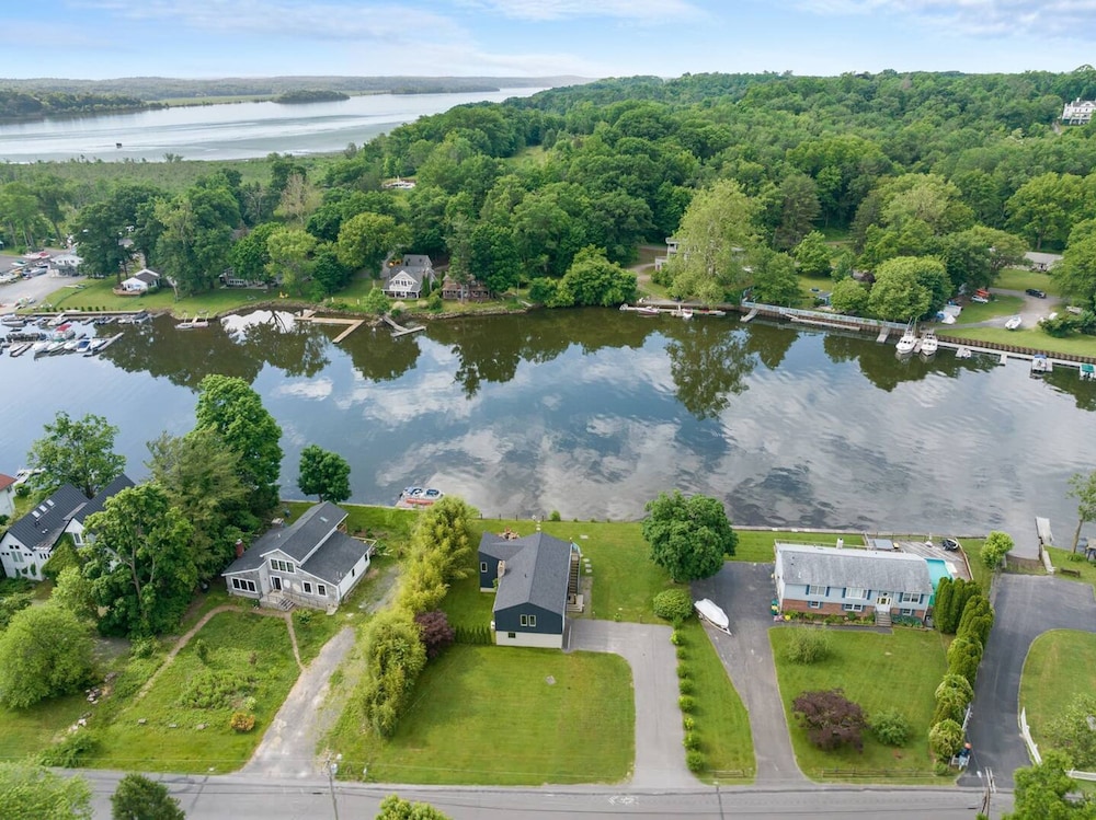 Mod Artist Home With River Views