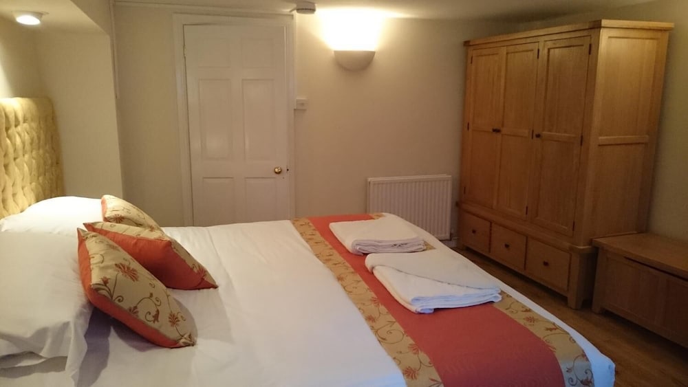 Mayville House Apartment