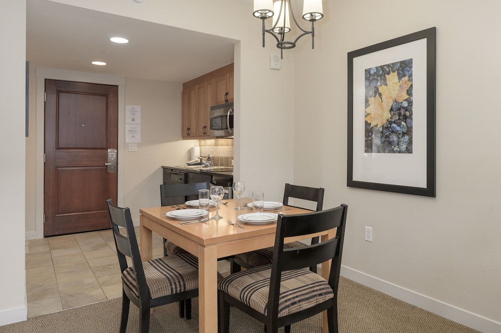 Founders Pointe 1 bedroom Condo by RedAwning