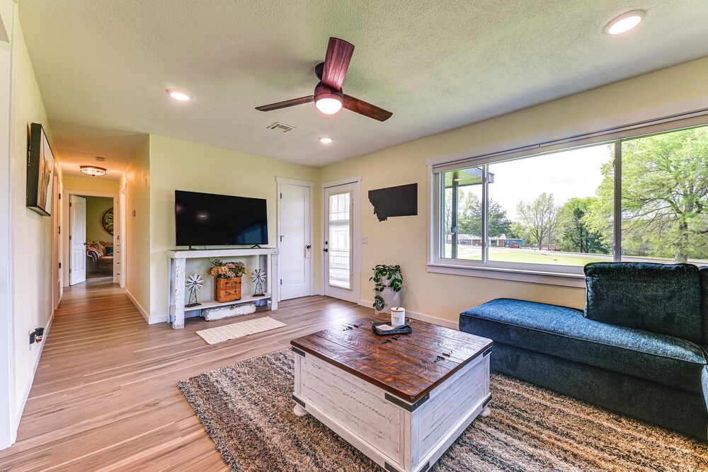 5 Mi to Lake Texoma: Wooded Retreat on 3 Acres!