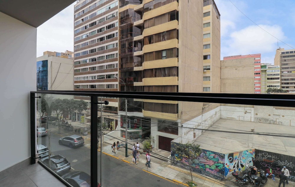 w Alluring 1BR With Balcony in Miraflores