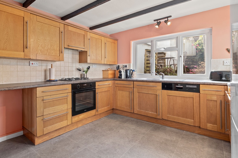 Hill Cottage - Spectacular Sea Views Parking
