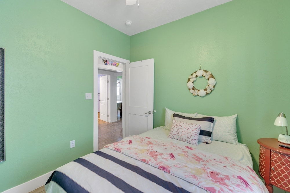 Sea-esta Completely Renovated 2 Story Home Only 1.5 Blocks To The Beach! 4 Bedroom Home by RedAwning
