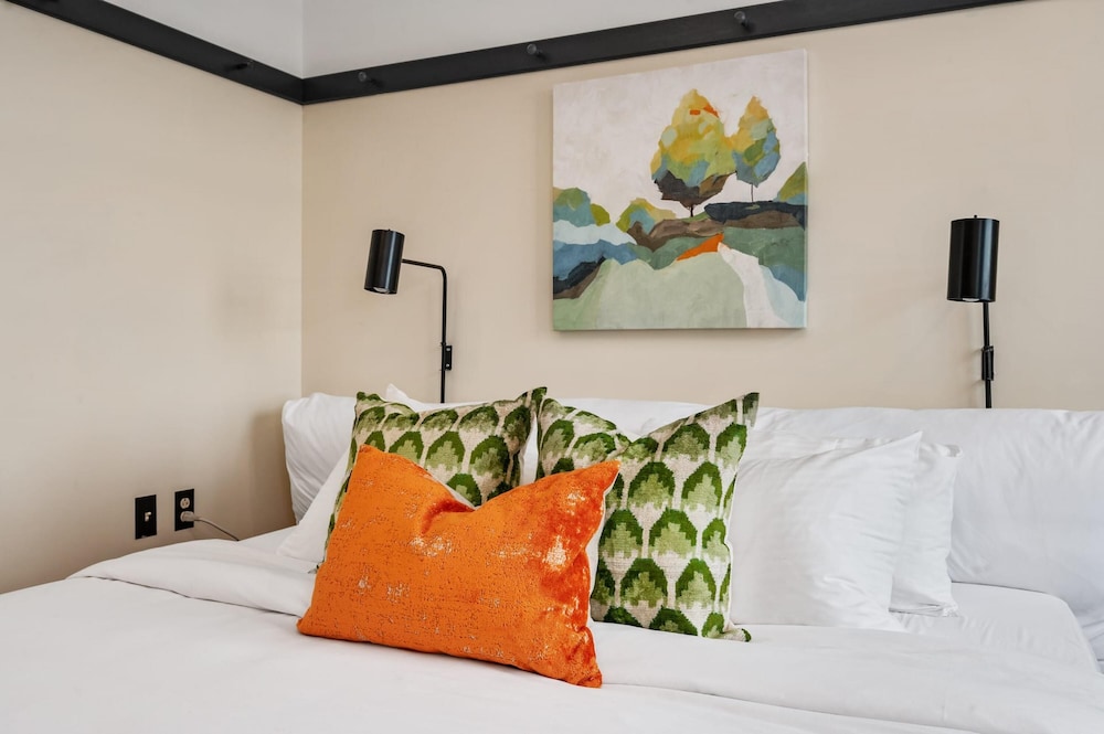 Kasa Comfy Studio Explore East Liberty The Maverick view 4