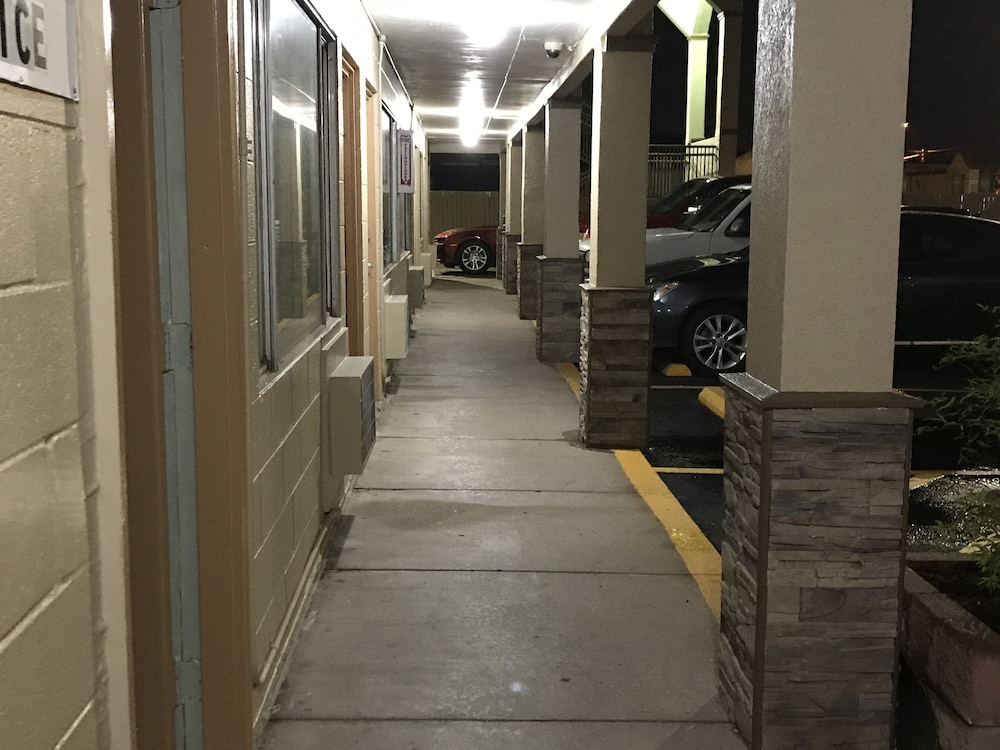 Hutchinson Inn