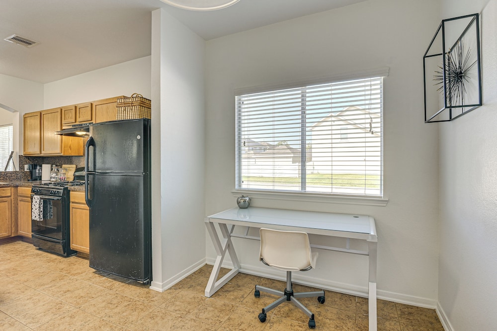 < 1 Block to Park: Family-friendly Houston Home!
