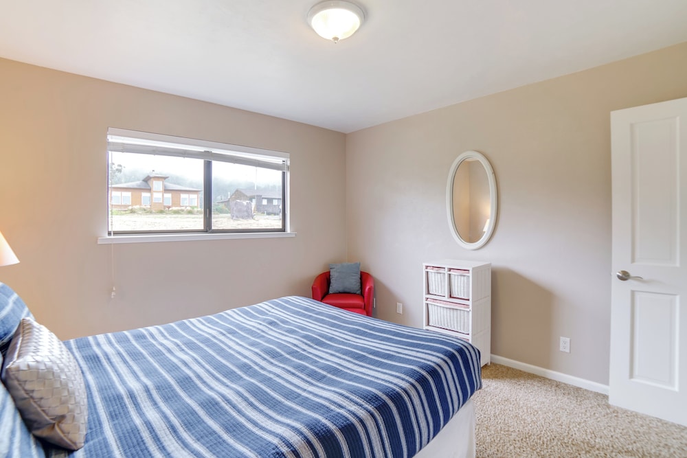 Beach Access & Hot Tub: Coastal Gem in Manchester