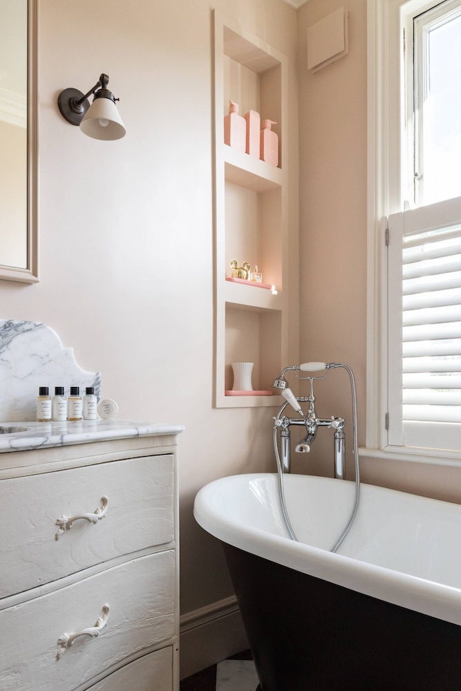 Warwick Gardens II by Onefinestay