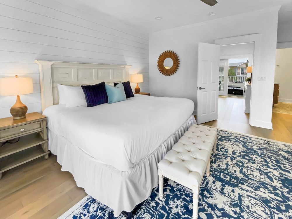 Sandy Cheeks 4 Bedroom Home by RedAwning view 4