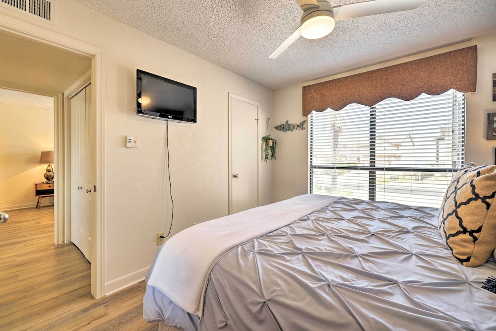 Waterfront Condo With Balcony Dock Access - Property Image 32