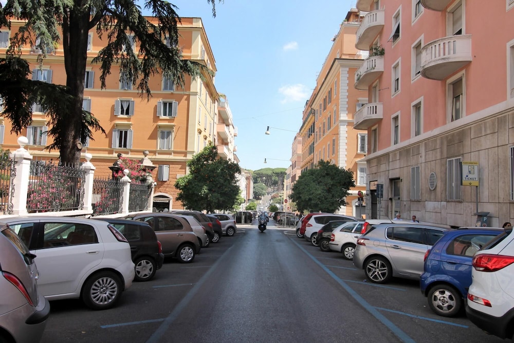 Walk to the Colosseum From Your Family Apt