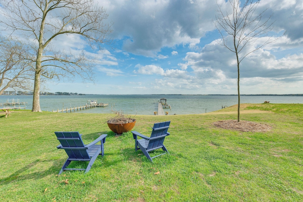 Hot Tub & Dock: Riverfront Cottage in Deltaville