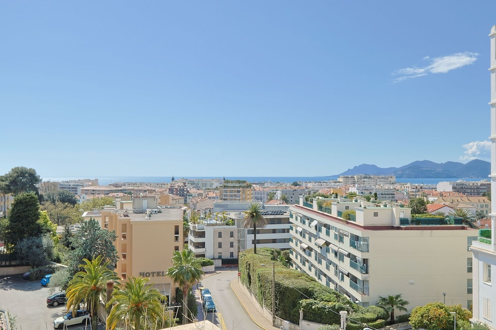L Horizon in Cannes With 2 Bedrooms and 1 Bathrooms