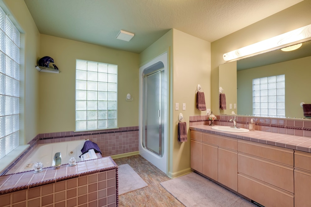 Prime Mckenzie River Gem: Sunroom + Views!