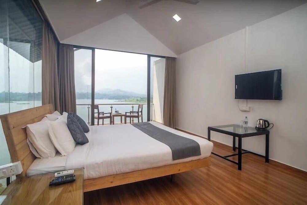 Shvas Island Resort