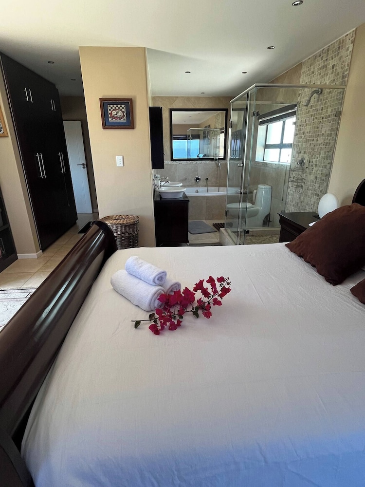Whispering Waves - Serene Langebaan Getaway With Breathtaking Views