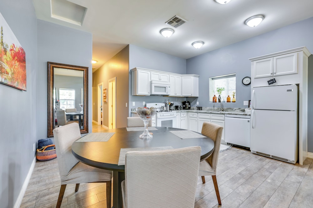 Apartment 2 Mi to Chase Field & PHX Arena!