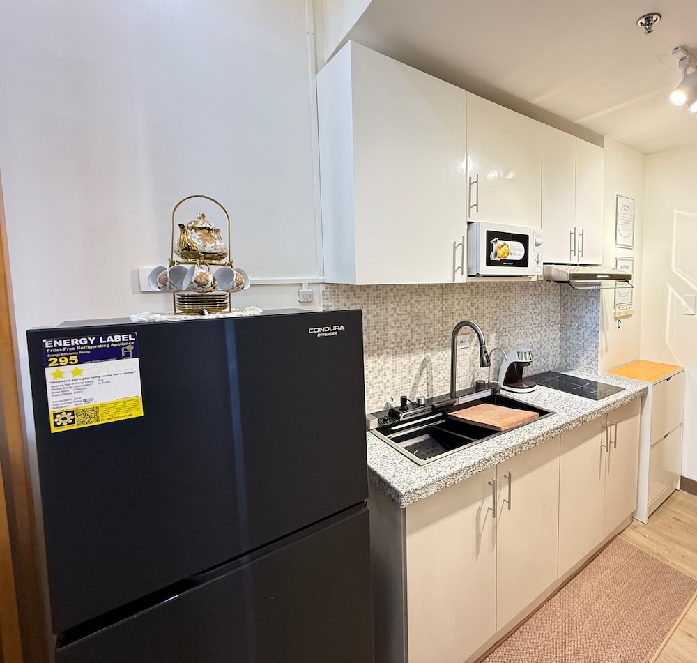 Cozy Retreat w/Balcony Near SM Mall/NAIA Airport