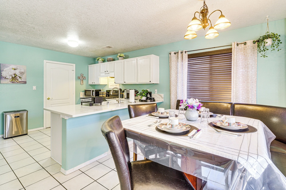 11 Mi to River of Lights: Family Home w/ Yard