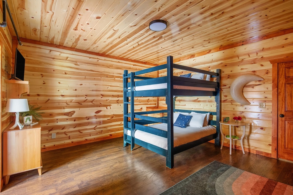 Smoky Ridge Newly Renovated Cabin w Indoor Pool Game Room Theater