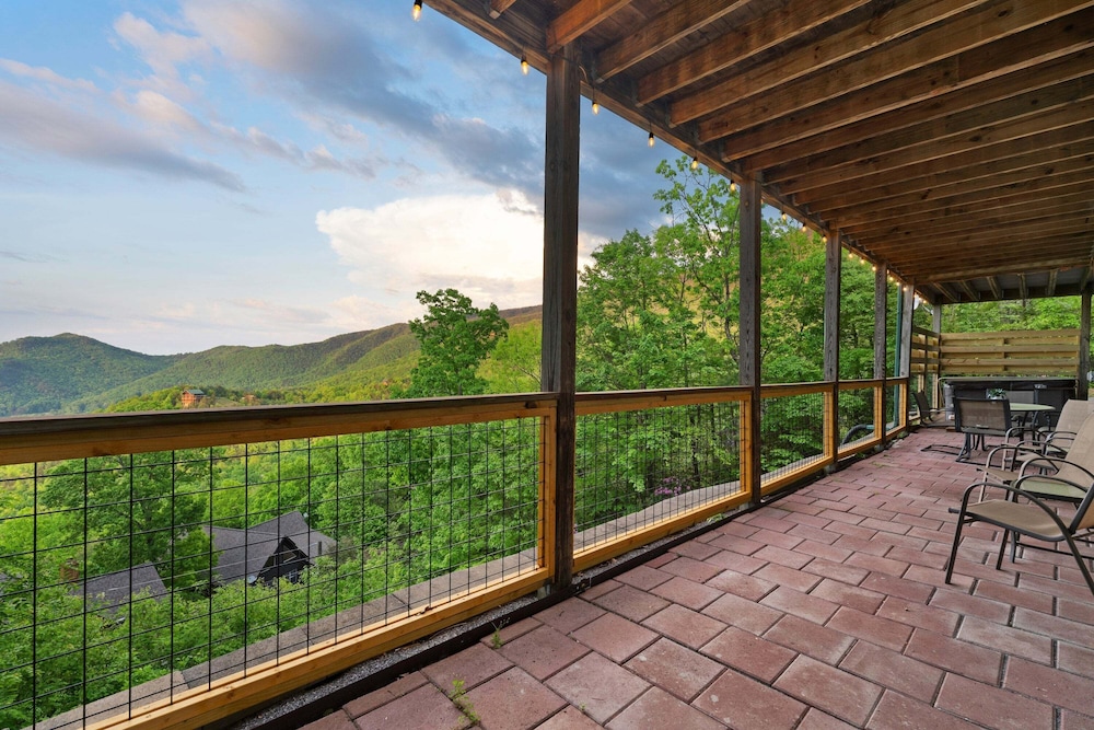 Breathtaking Hideaway 5 Bedroom Cabin