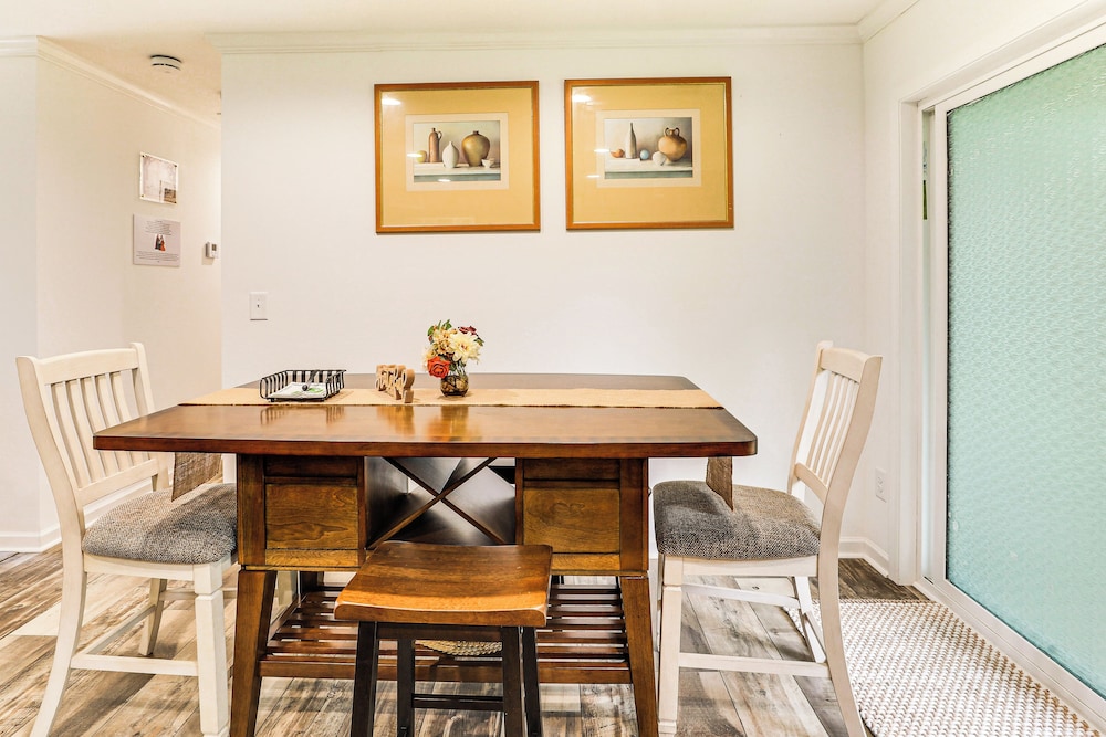 Dog Friendly, Screened Porch: St Stephen Retreat!