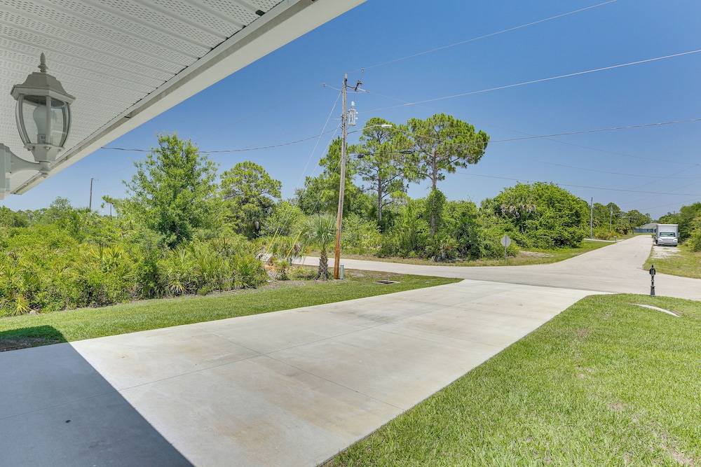 8 Mi to Manatee Park: Cozy Getaway in Lehigh Acres
