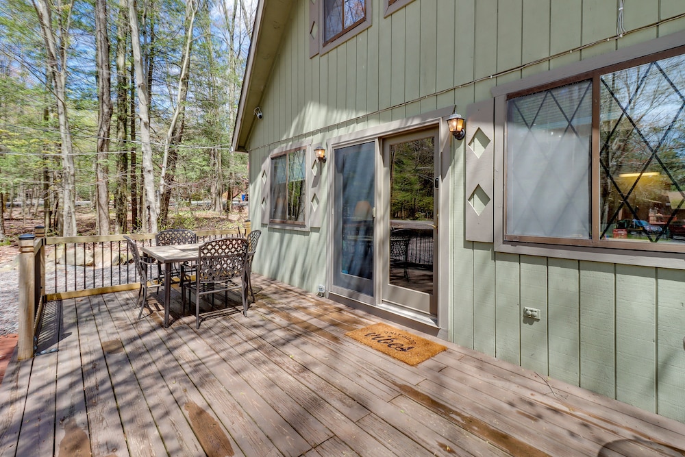 Poconos Vacation Rental 6 Mi to Lake Wallenpaupack view 2