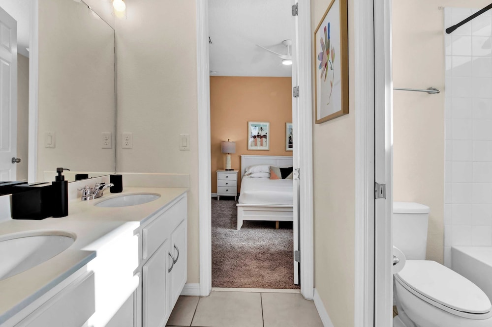 Sleeps 20! 9bdr, Star Wars-themed Game Room, Pool, Hot Tub Nassau by Avantstay