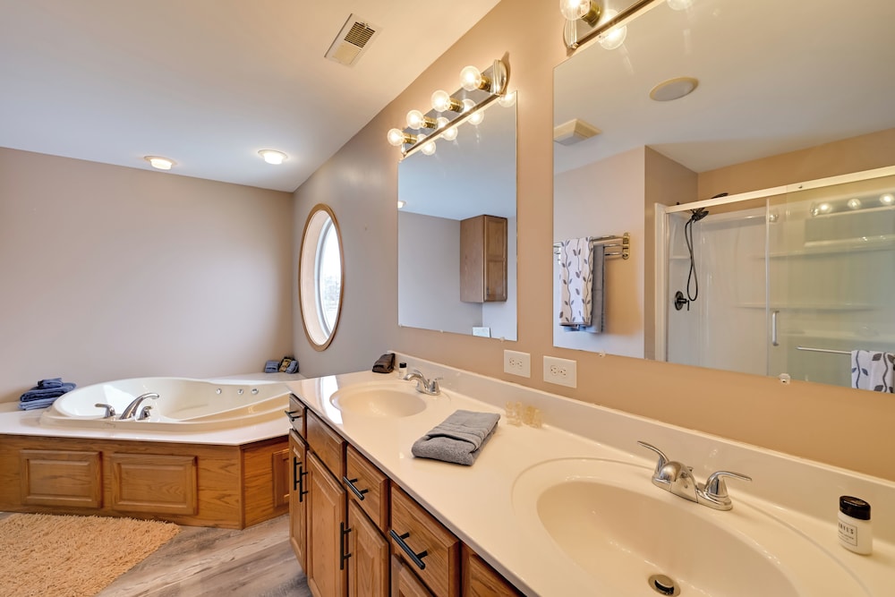 Hot Tub & Dock: Waterfront Lake Hamilton Home