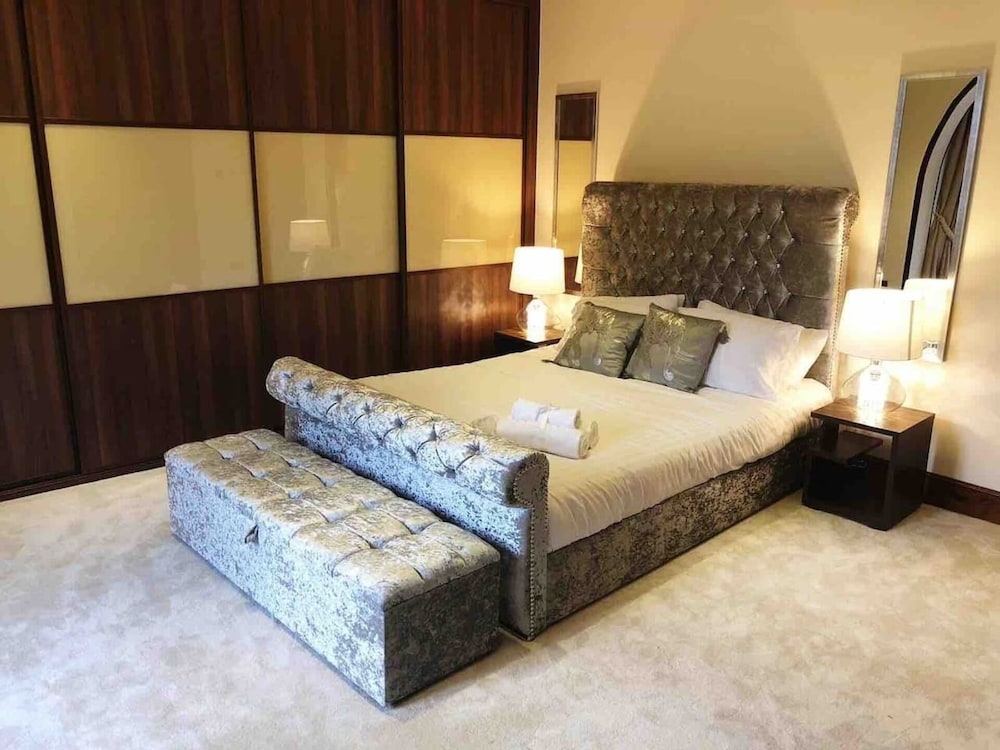 Beautiful 4-bed Villa in Glasgow view 2