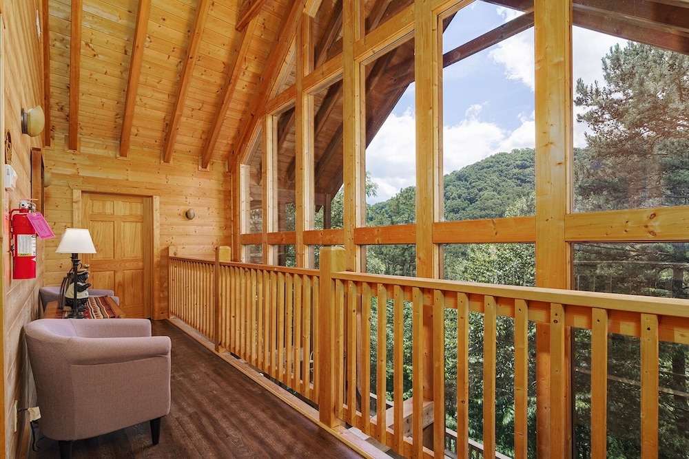 A To Remember - 5 Bedrooms, 5 Baths, Sleeps 18 Cabin by RedAwning