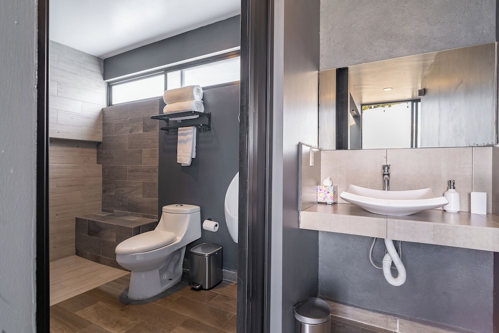 Luxurious 5-bedroom House With Air-conditioning & Private Rooftop in Juriquilla