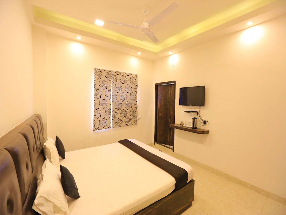 OYO Rooms 158 Gomti Nagar Kathota Jheel