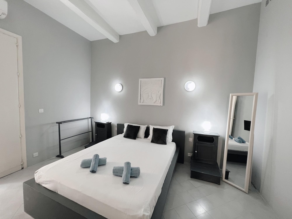 Spacious 1BR Apartment on Charming Street
