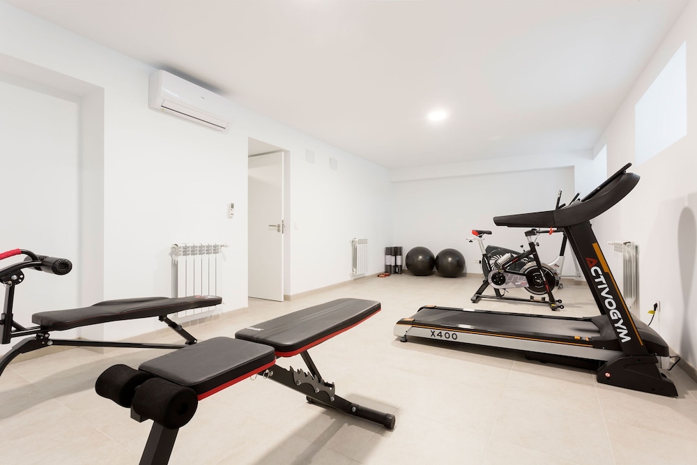 Lovely 2-bedroom Apartment in Exclusive Area of Madrid Madrazo V
