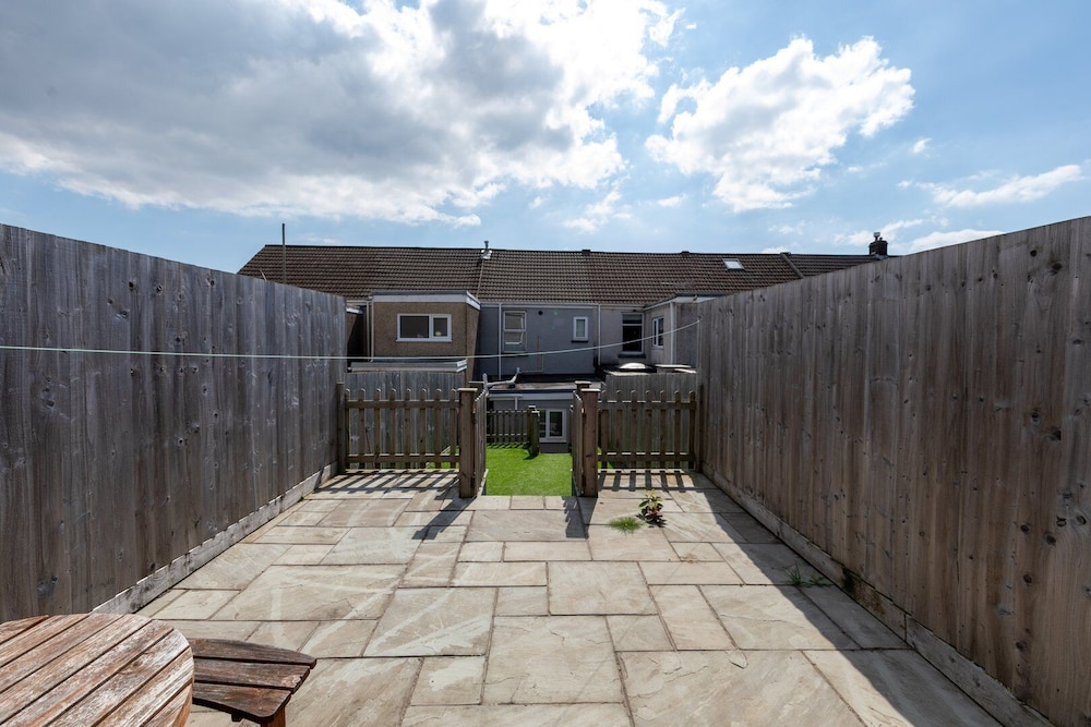 Bright 3-bed Swansea House + Parking