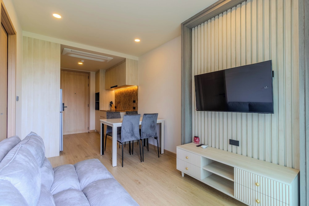 Prime Location 1BR Near Beach Club C240