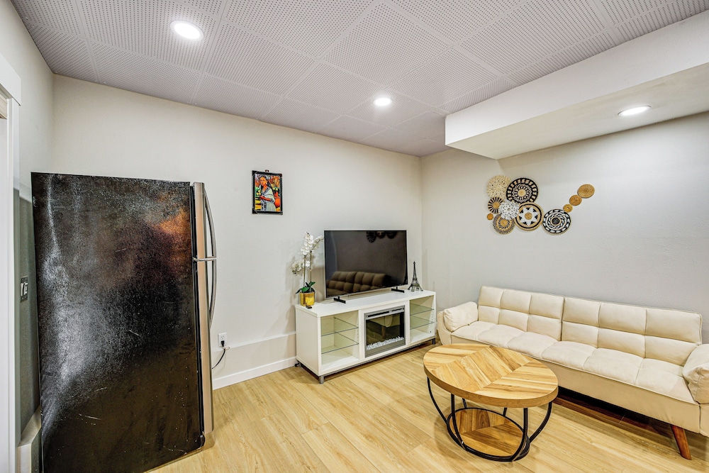 1 Mi to Puget Sound Shores: Modern Des Moines Apt!