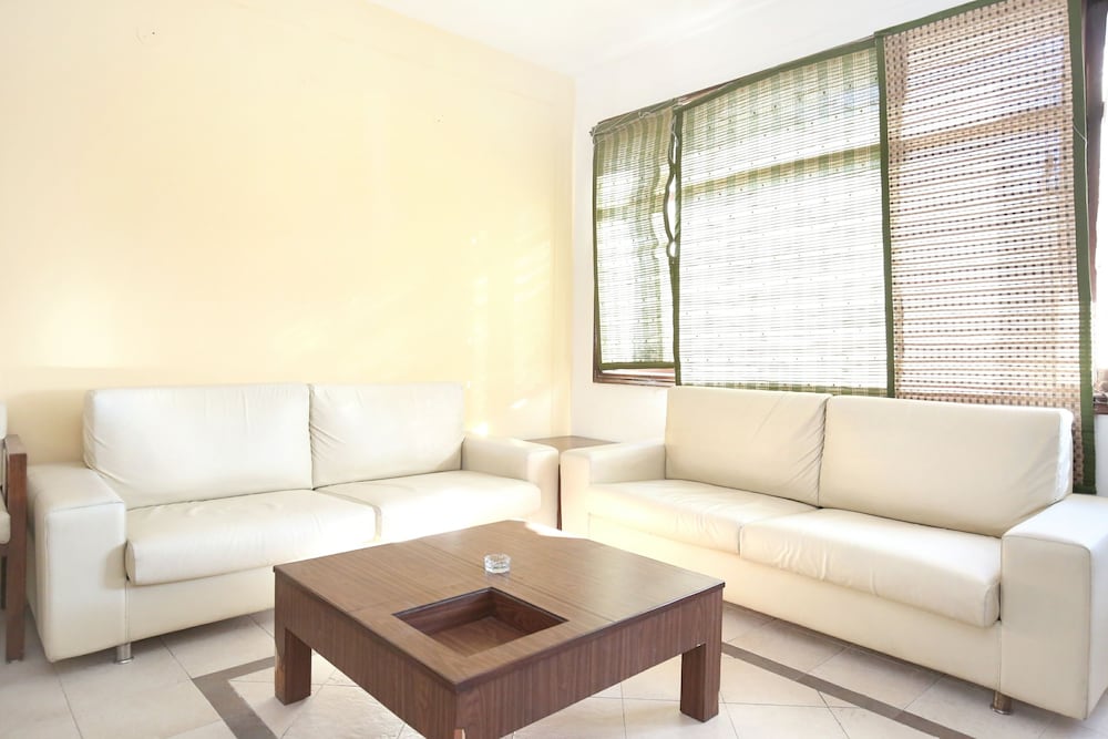 OYO 10976 Home Cheerful 2BHK Scenic Barog