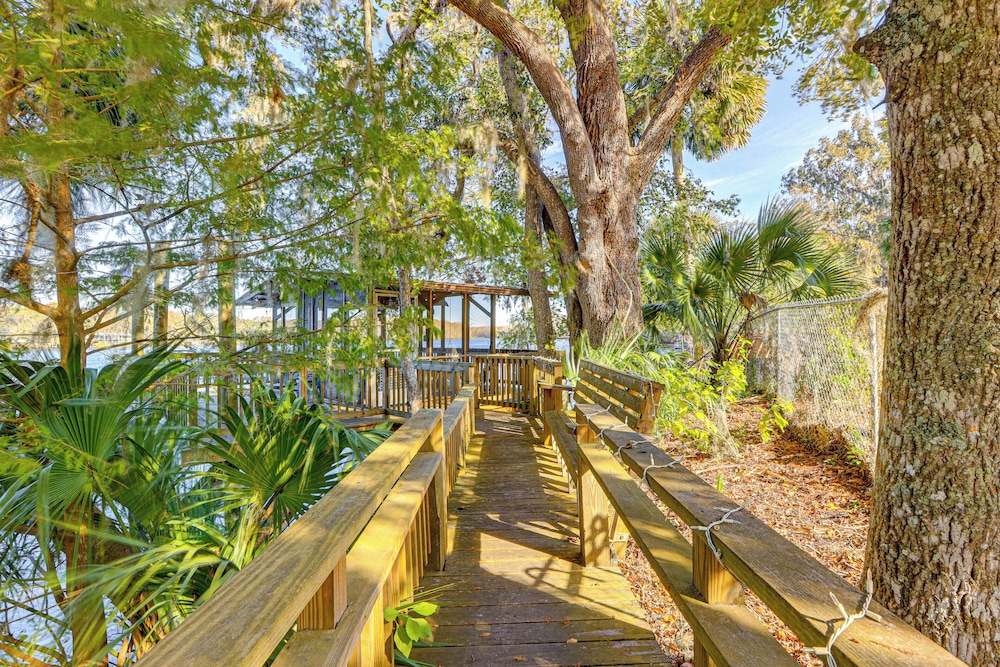 Boathouse w/ Screened Porch: Riverfront Escape!