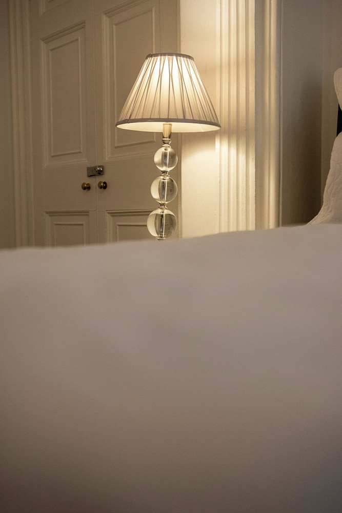 Garden Flat Apartment in Grosvenor Place