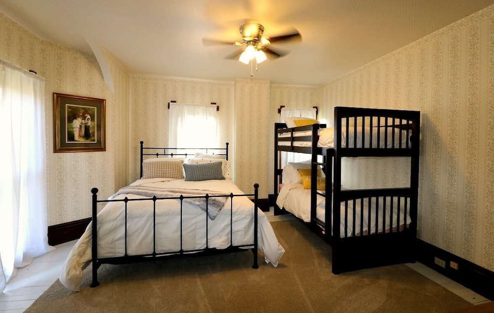 The Francis Rose House 3 Bedroom Home by Redawning view 4